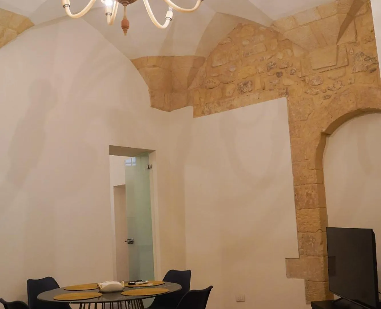 Suite Home D'Aragona Lecce 0*,  Italia